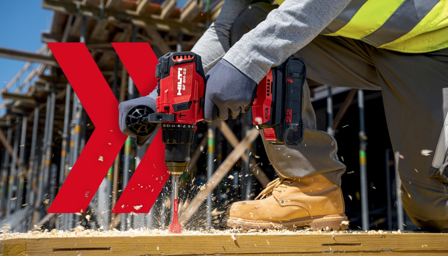 Arbeiter mit SF 6H-22 Nuron Akku-Schlagbohrschrauber der 3. Generation mit B22-85 Akku und Flachfräsbohrer für Holz