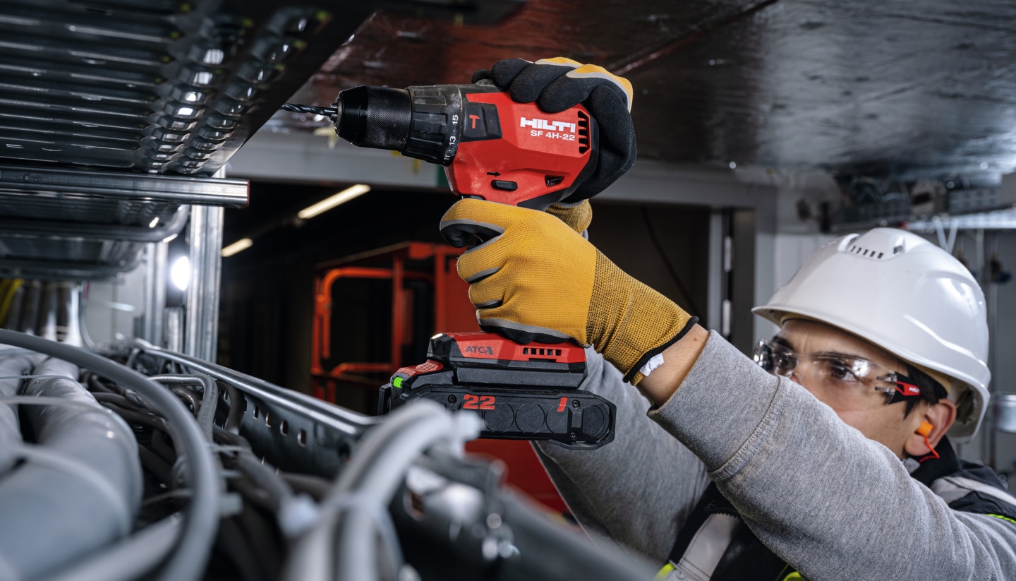 Arbeiter bohrt in Metall mit SF 4H-22
