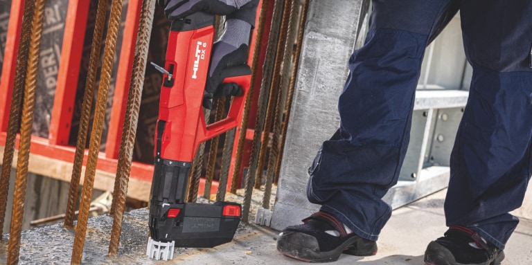 Einbau von Schalungsabstandhaltern mit Bolzensetzgerät DX 6 MX und X-C Betonnagel