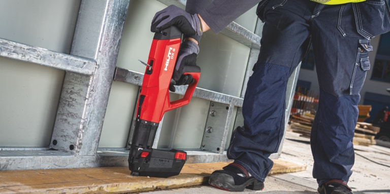 Befestigung von Schalungsbrettern mit Bolzensetzgerät DX 6 MX und Schalungsnagel X-CT