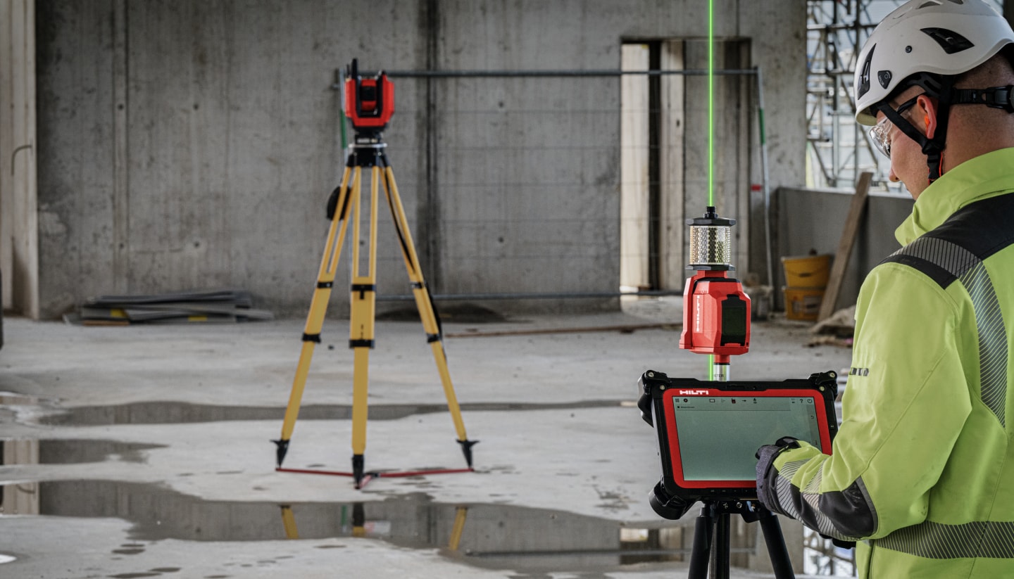 Hilti Totalstation und Tablet auf der Baustelle im Einsatz
