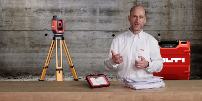Hilti Totalstation, Tablet und Speaker des Webinars