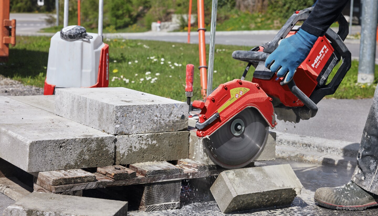 Arbeiter mit Akku-Trennschleifer DSH 600-22 beim Betonschnitt