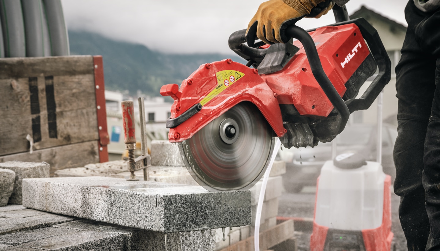 Arbeiter mit DSH 700-22 ATC beim Asphaltschneiden