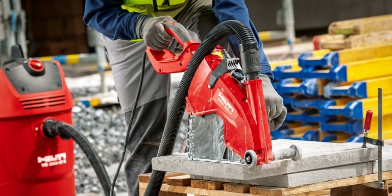 Arbeiter mit DCH 300-X beim Trockenschnitt