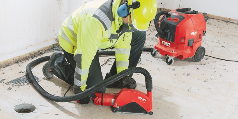 Arbeiter mit Winkelschleifer AG 230-27DB