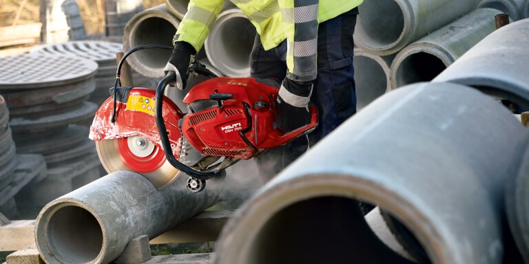 Arbeiter mit Benzintrennschleifer DSH 700-X beim Betonschnitt