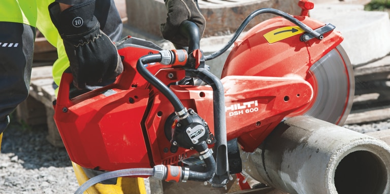 Arbeiter mit Benzintrennschleifer DSH 600-X beim Betonschnitt