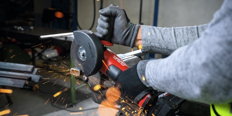 Metall schneiden mit dem Akku-Winkelschleifer AG 125-A22