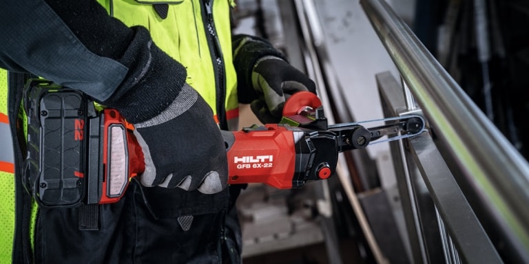 Metall feilen mit der Akku-Bandfeile GFB 6X-A22