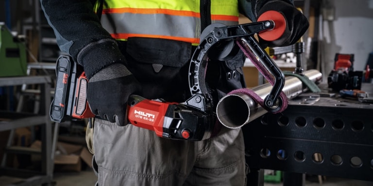 Metall polieren mit dem Akku-Rohrbandschleifer GTB 6X-A22