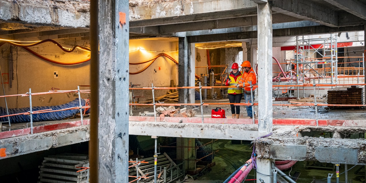 Bauen im Bestand - sichere Planung mit Hilti. Die Abbildung zeigt ein Gebäude im Sanierungszustand.