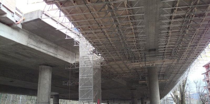 Die Abbildung zeigt eine im Bau befindliche Autobahnbrücke