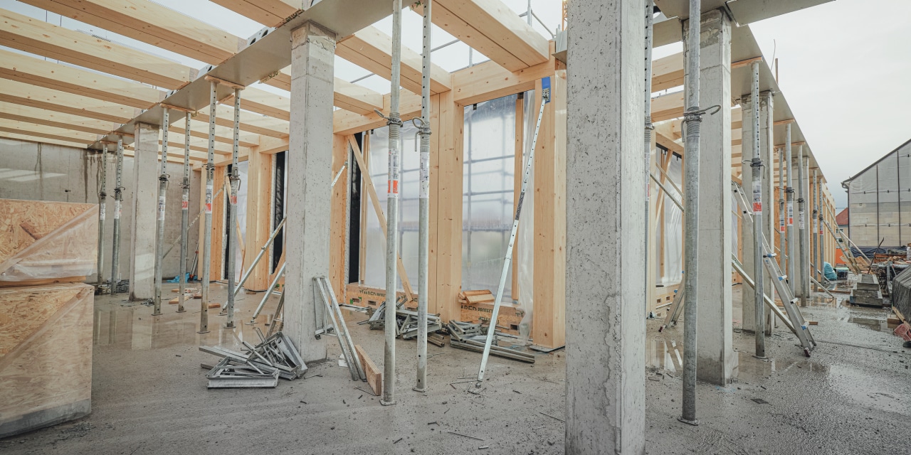 Befestigungen von Holz auf Beton - auf der Abbildung sieht man Holzständer und -balken in Verbindung mit Betonpfeilern