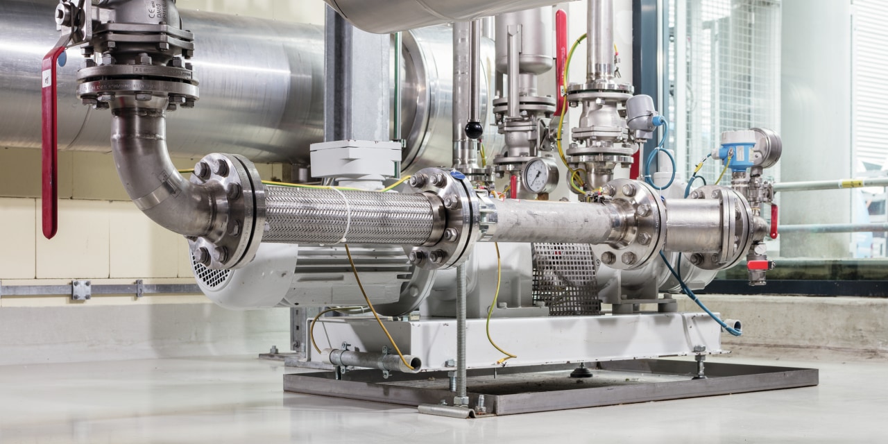 Auf der Abbildung wird eine Industrieanlage gezeigt, die nach WHG installiert wurde