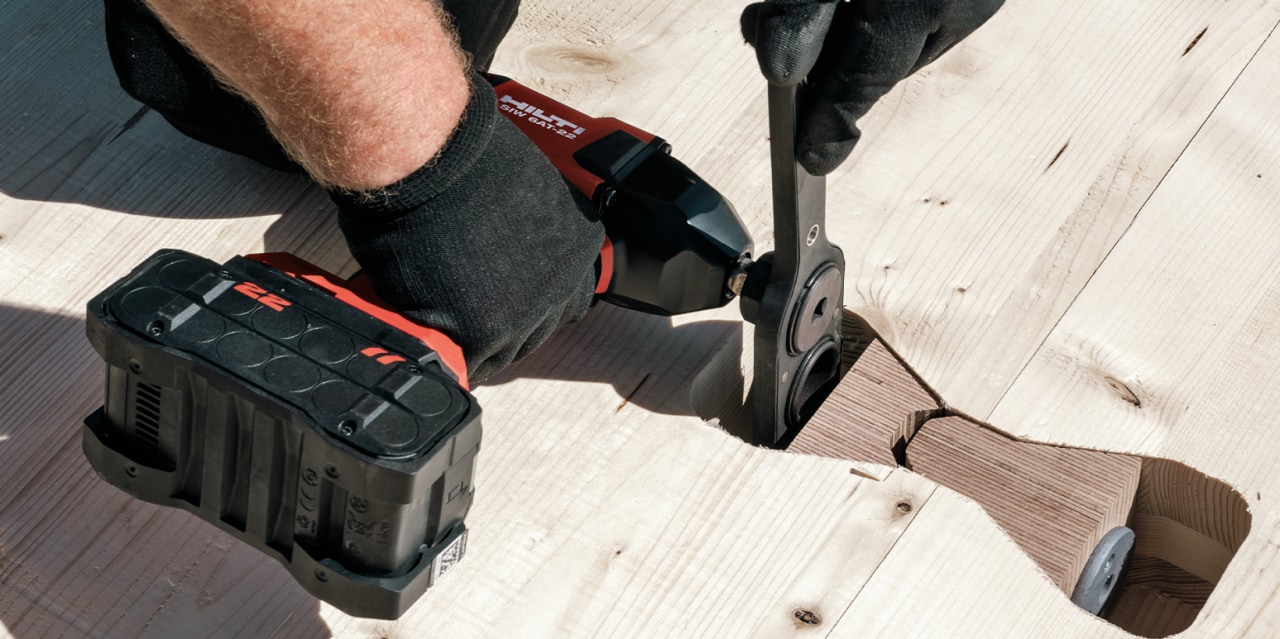 Die Abbildung zeigt, das Verbinden von CLT Elementen mit Hilti P2P Verbinder