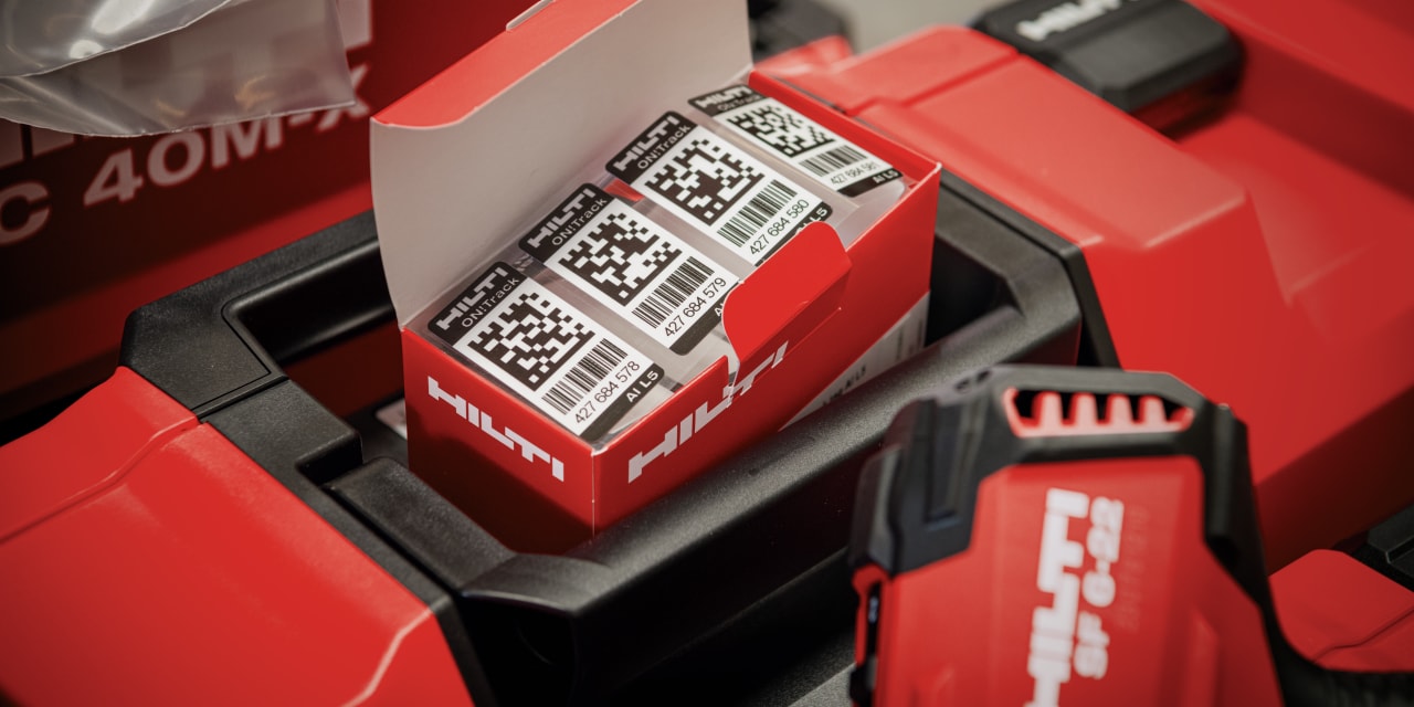 Ein Hilti-Mitarbeiter erklärt einem Kunden die ON!Track-Lösung