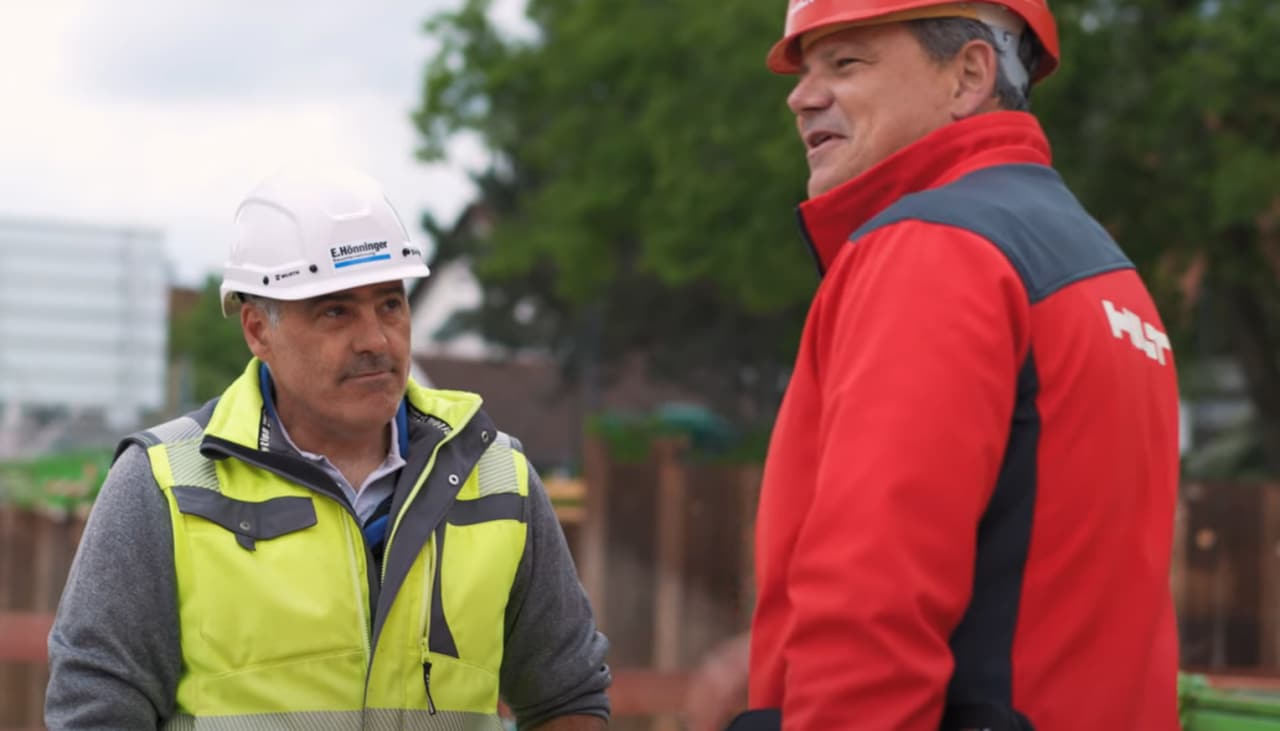 Mann mit Mietgeräte von Hilti