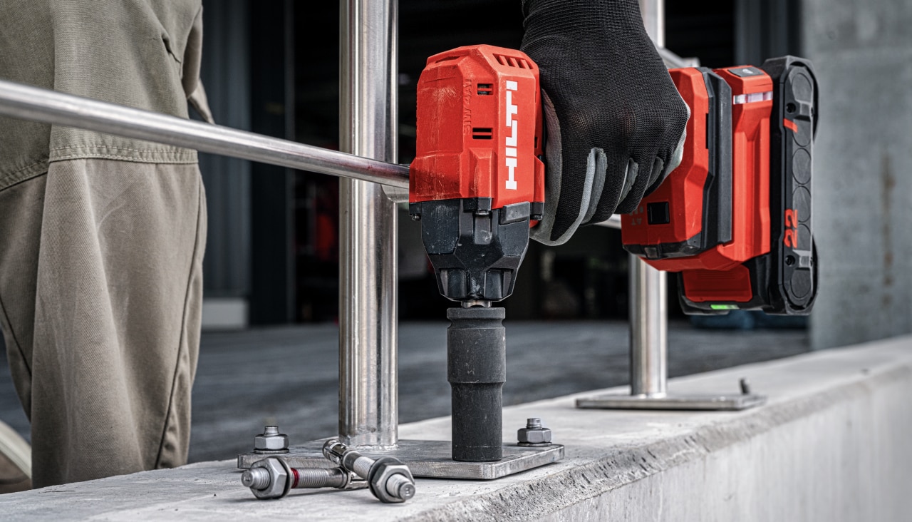 Dübelbefstigung in Metall mit dem Hilti SIW 6-22 Schlagschrauber G02