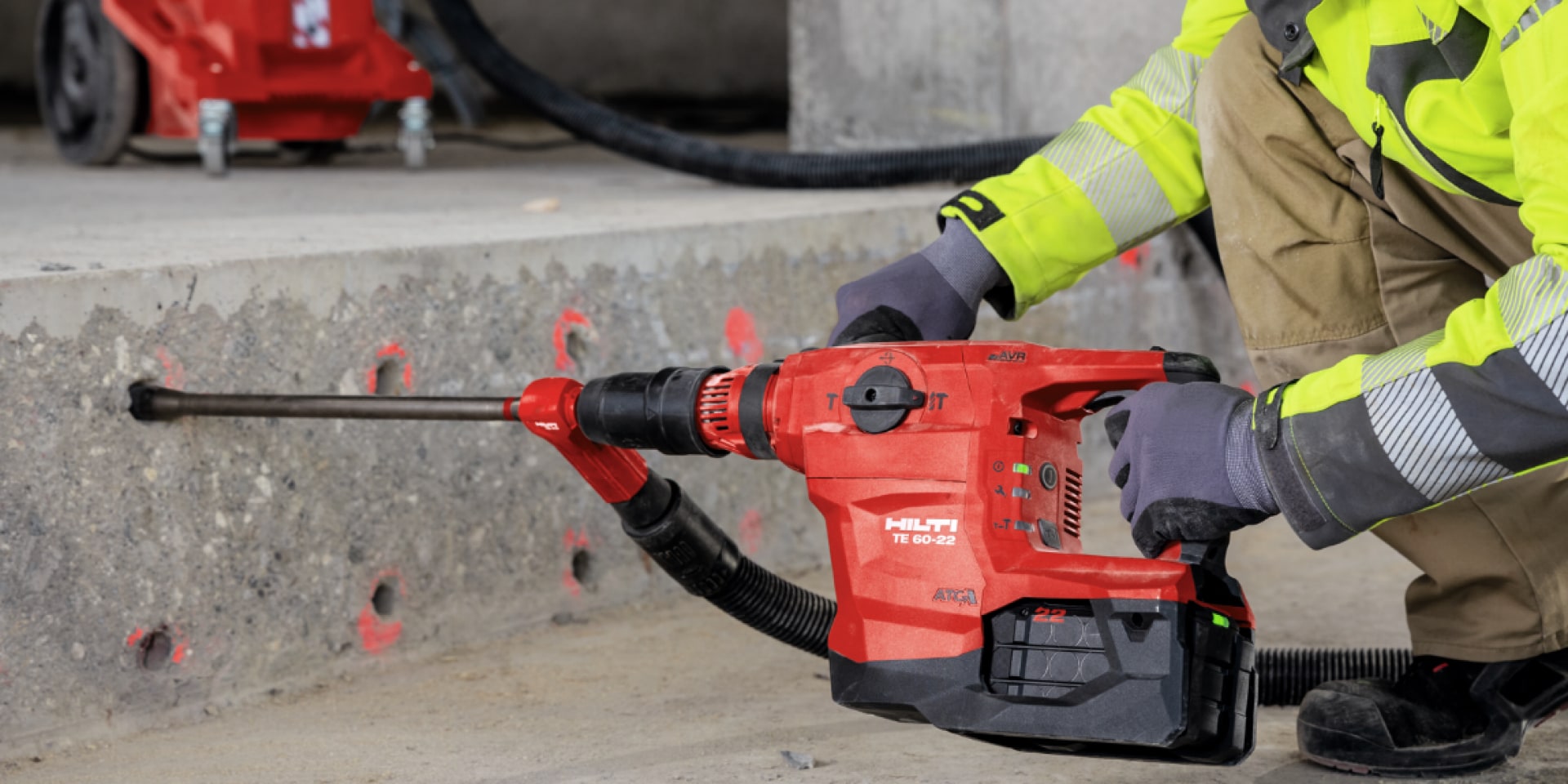 Bohrung in Stahlbeton mit einem Hilti Akku-Bohrhammer und passender Staubabsaugung.