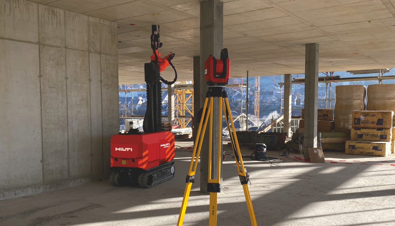 Bauroboter Hilti Jaibot und Totalstation PLT 300 auf einer Baustelle