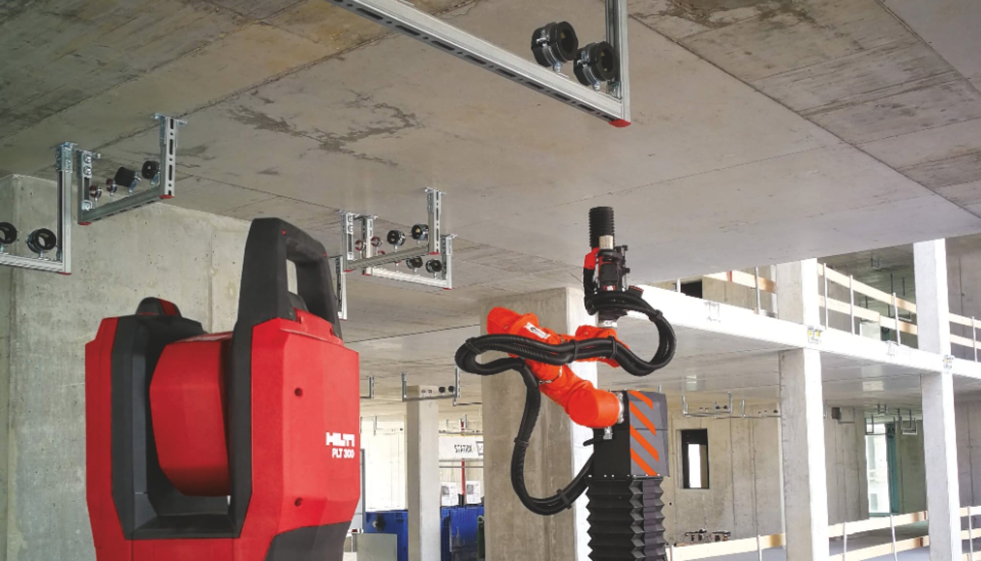 Gebäudetechnik-Installationssystem, Totalstation und Bohrroboter auf einer Baustelle
