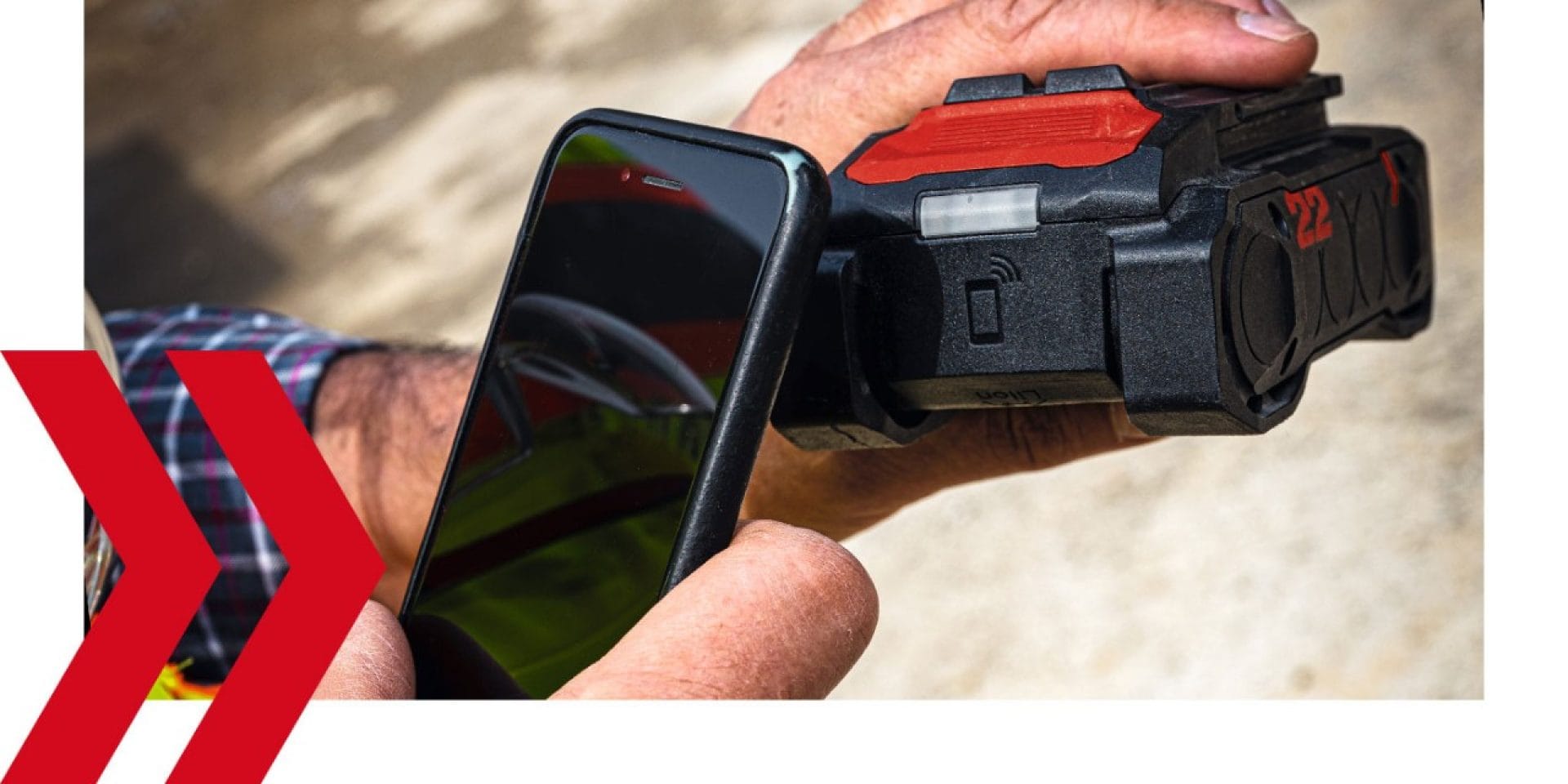 Ein Smartphone wird an einen Nuron B22-85 Akku gehalten, um den Leistungszustand via X-NFC zu erfassen