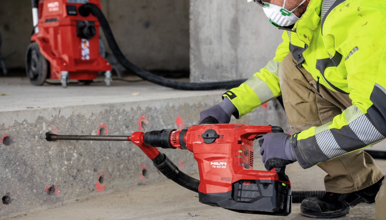 Ein Mitarbeiter mit dem Nuron TE 60-22 Akku-Bohrhammer auf der Baustelle