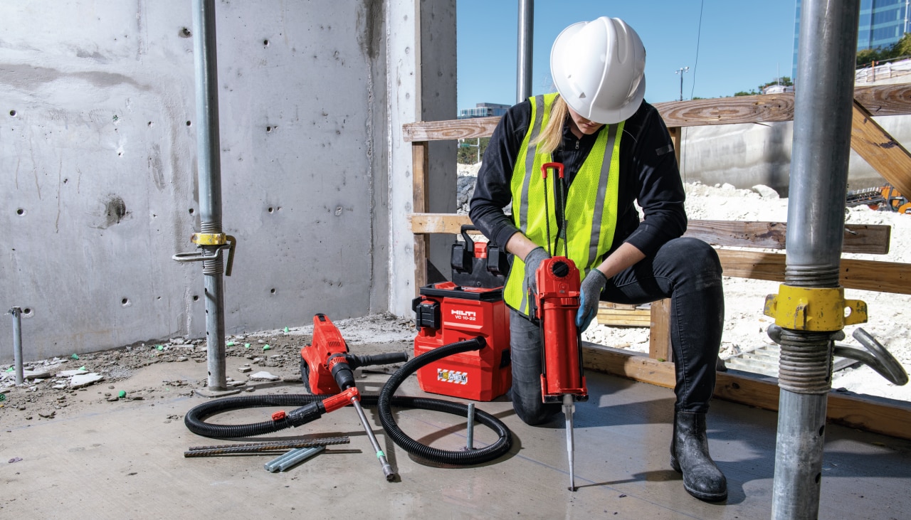 Ein Mitarbeiterin mit dem Hilti Nuron Akku-Auspressgerät HDE 500-22 auf der Baustelle