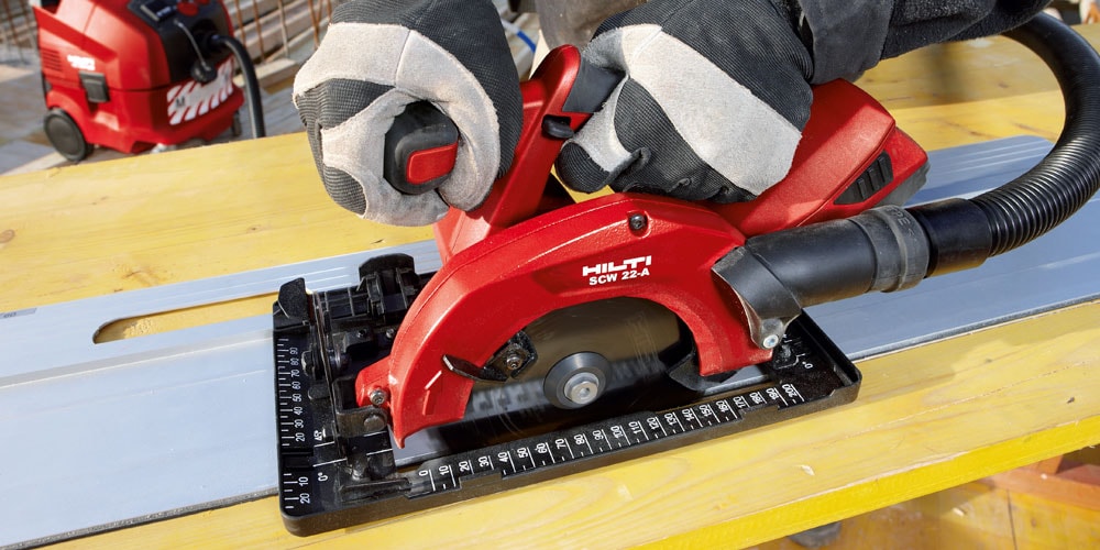 Ein Bild mit einem Arbeiter, der mit einer HILTI Akku-Handkreissäge SCW 22-A für Holz an einer Holzoberfläche arbeitet