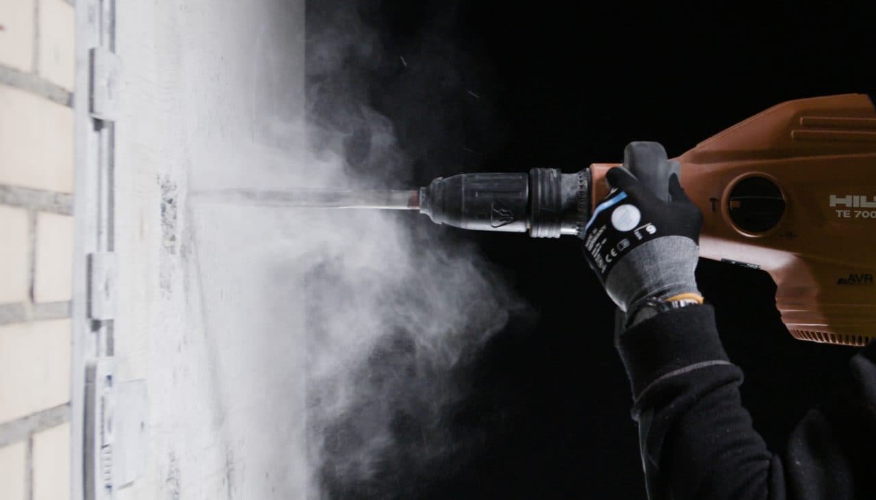 Ein Arbeiter arbeitet an der Wand mit Hilti Meißelhammer TE 700-AVR SDS Max