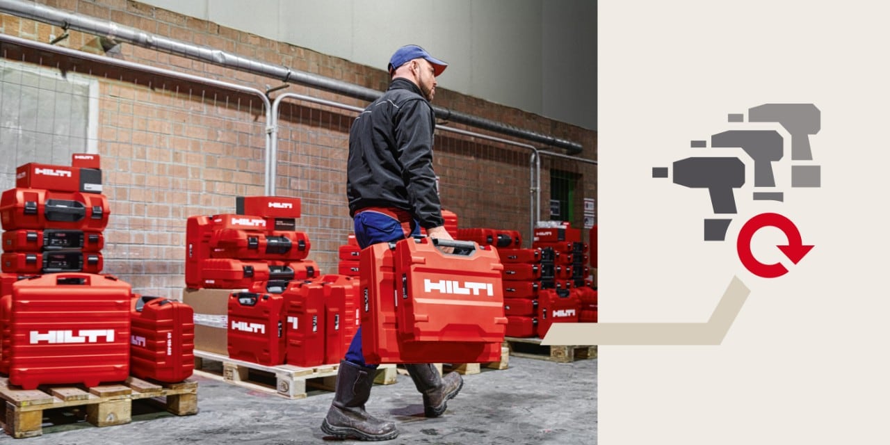 Mitarbeiter beim Geräte ausleihen