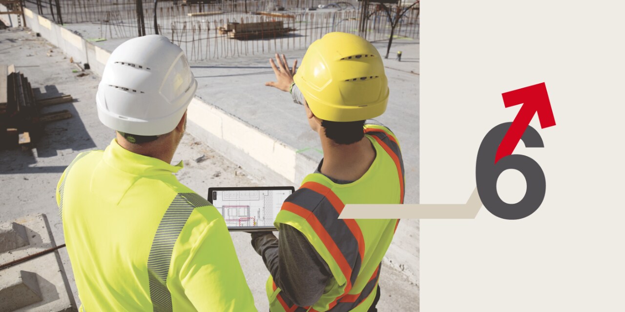 Bild teilt sich in zwei Bereiche: Links sind zwei Männer mit Schutzkleidung auf einer Baustelle zu sehen, die in die Ferne schauen. Einer von ihnen hält ein Tablet in der Hand. Rechts daneben ist eine Illustration einer grauen Sechs, die von einem roten Pfeil, der nach oben zeigt durchkreuzt wird.