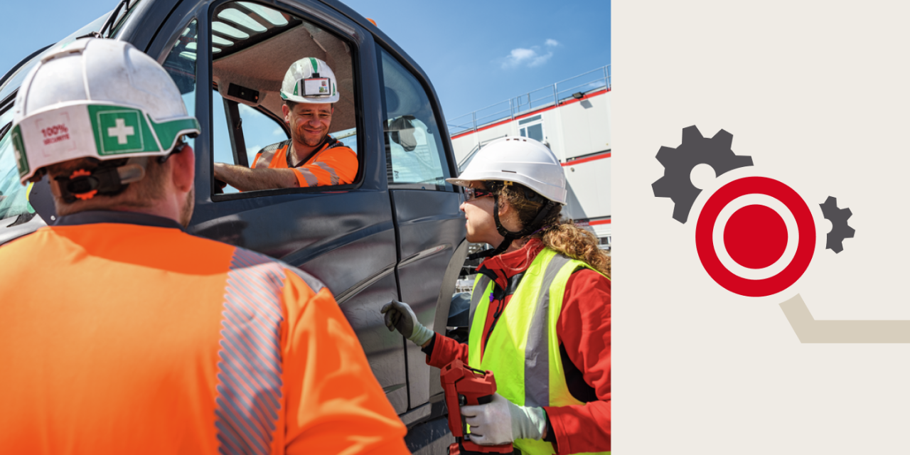 Mann sitzt in Transporter und spricht über das Fenster mit einer Frau und einem Mann, die Baustellenkleidung tragen. 
