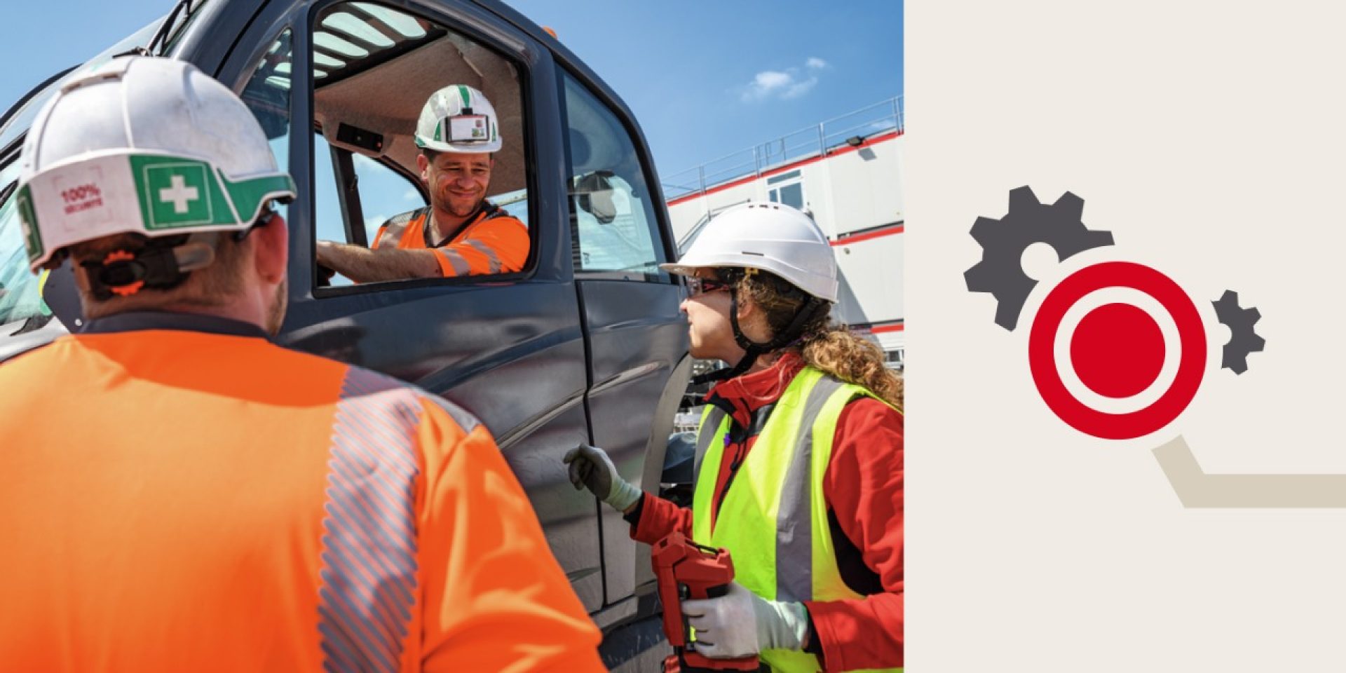Drei Personen auf einer Baustelle im Gespräch, daneben Icons, die mit Zahnrädern und einem Fokus-Symbol.
