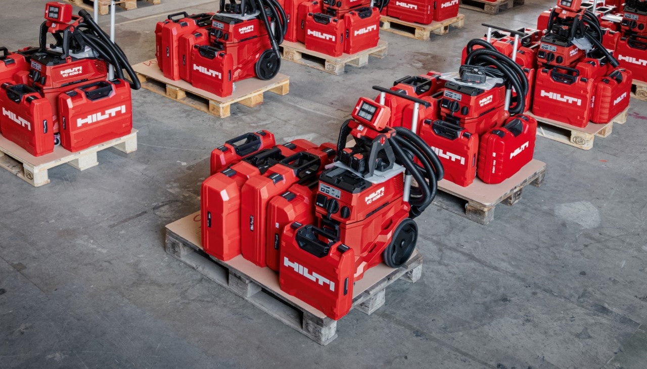 Mehrere Paletten mit Hilti Geräten sind in einer Lagerhalle  aufgereiht.