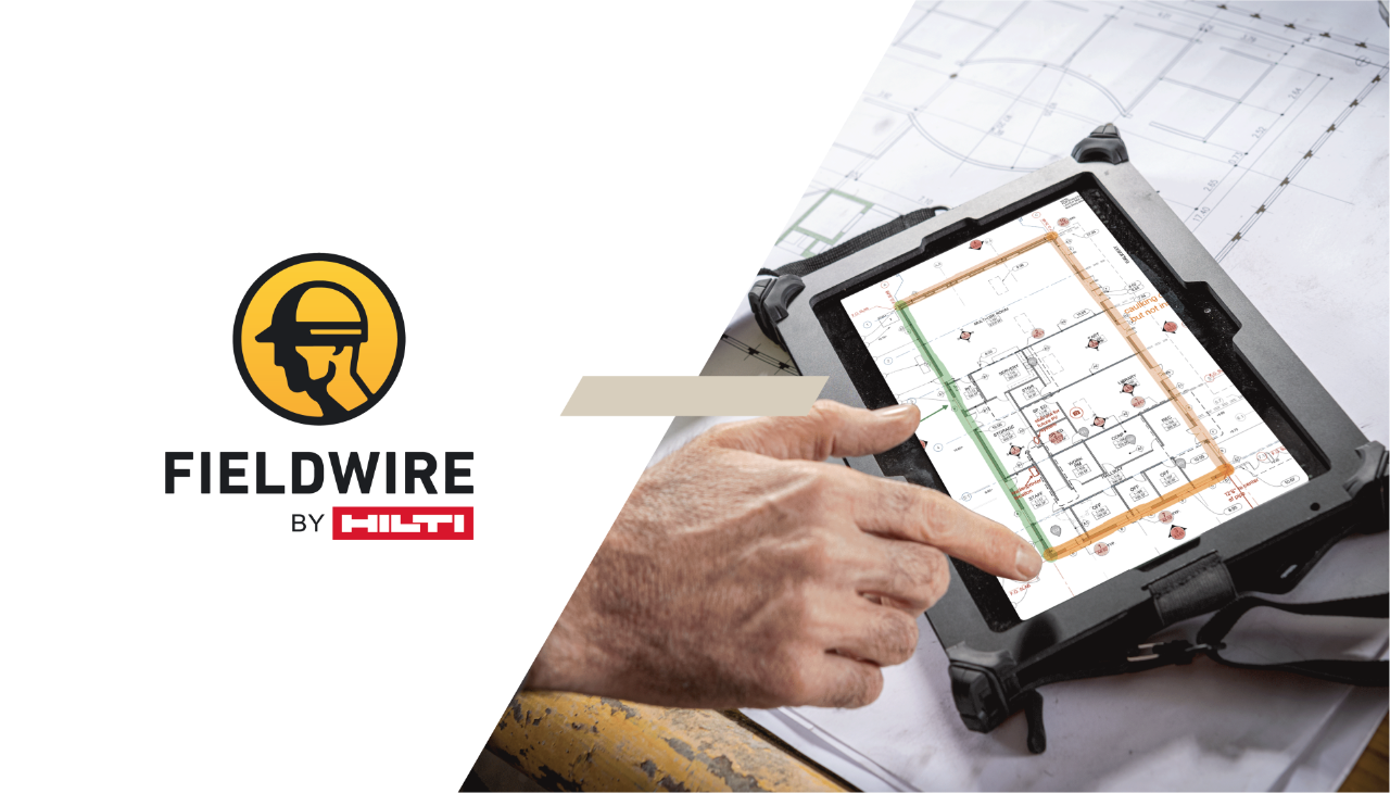 Ein auf ausgedruckten Bauplänen liegendes Tablet zeigt einen digitalen Bauplan. Darüber schwebt eine Hand. Links daneben ist auf weißem Hintergrund das Logo der Software Fieldwire von Hilti abgebildet.