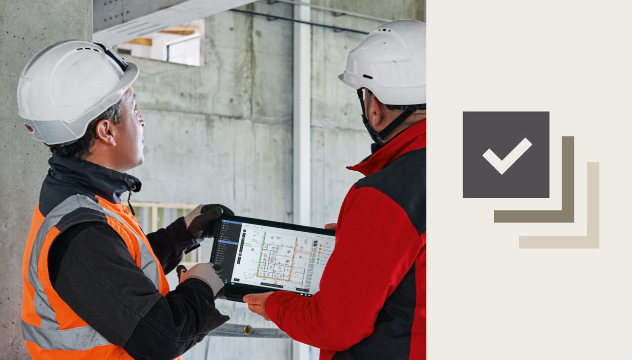 Rückansicht zweier Männer in Schutzkleidung, die auf einer Baustelle ein Tablet mit digitaler Ausführungsplanungssoftware betrachten.