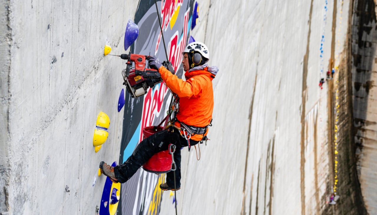 Bild der Routensetzung für den Red Bull Dual Ascent 2024 am Verzasca-Damm, Schweiz, unter Verwendung der Anker Hilti TE 60-22, SIW 4 AT-22 und HST-4.
