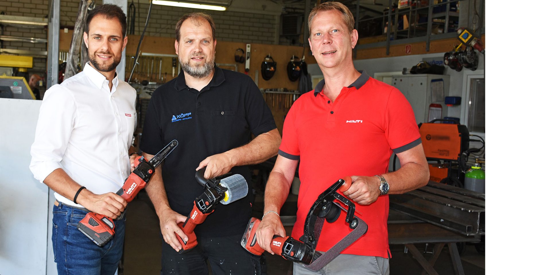  Nico Landwehrjohann, Produktmanager Akku-Technik bei Hilti (li.), und Jörg Brings, Hilti Verkaufsleiter (re.) überreichen Andreas Köpp, Geschäftsführer der Köpp Schlosserei-Metallbau GmbH, die neuen Akku-Schleifgeräte.