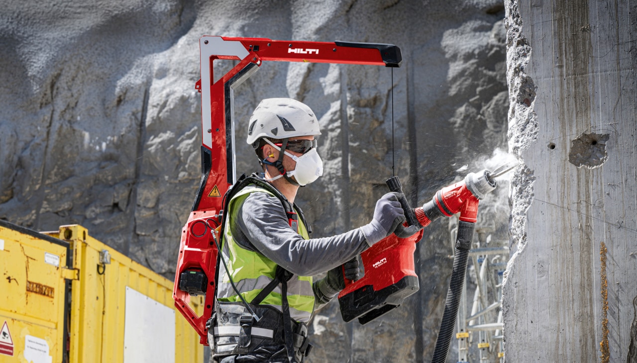 Ein Mann mit dem Gerätebalancer EXO-T-22 tool balancer EXO-T-22 bedient den Akku-Abbruch- und Meißelhammer TE 500-22.