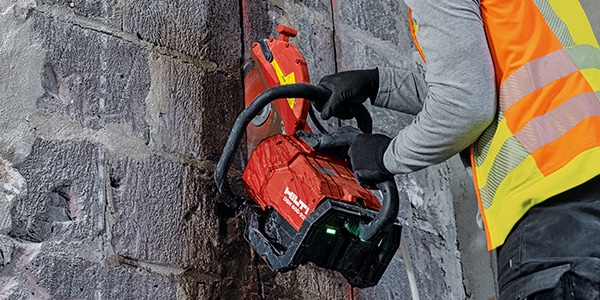 Akku-Trennschleifer DSH 600-22 schneidet in Steinwand
