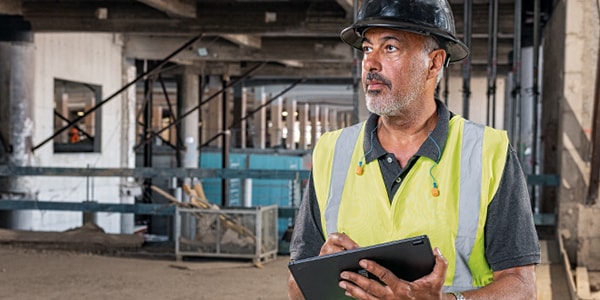 Arbeiter auf Baustelle managed digital die Geräte