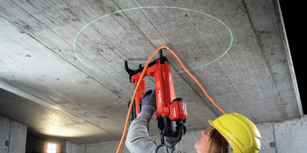 Arbeiter arbeitet mit Hilti Akku-Befestigungsgerät BX 3-L A22