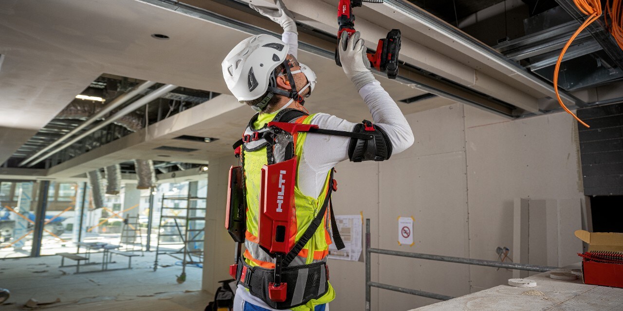 Überkopfarbeiten mit Exoskelett