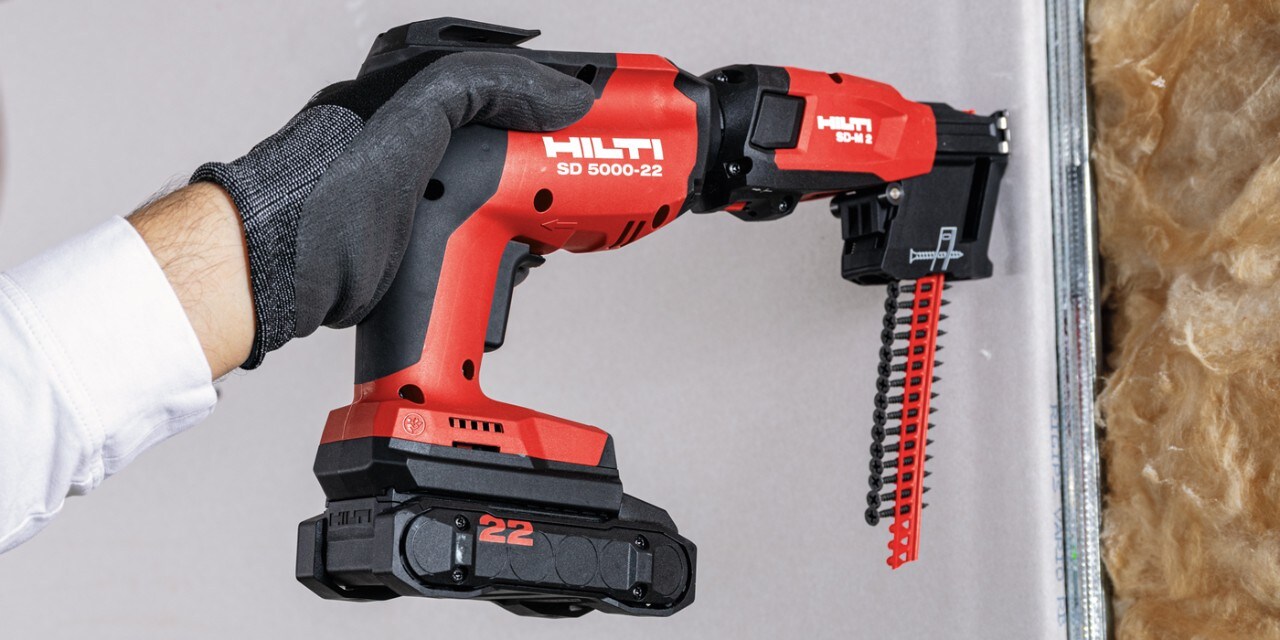 Ein Arbeiter arbeitet mit dem Hilti Akku-Trockenbauschrauber SD 5000-22 auf einer Trockenbaustelle