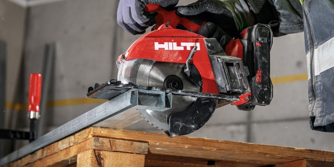 Ein Arbeiter arbeitet mit der Hilti Akku-Handkreissäge SC 6ML-22 für Metall