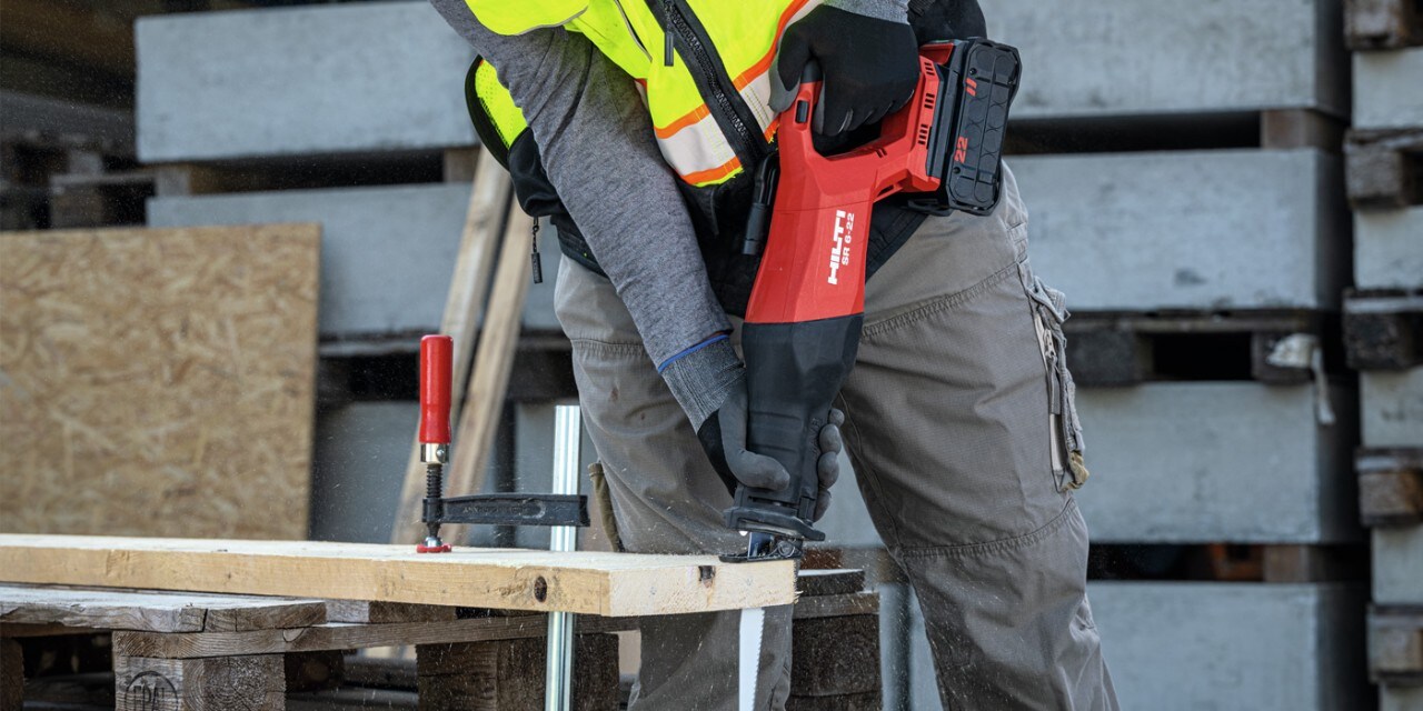 Ein Arbeiter arbeitet mit der Hilti Akku-Säbelsäge SR 6-22 auf einer Trockenbaustelle