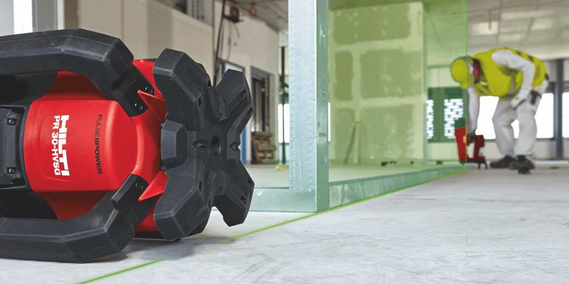 Ein Arbeiter arbeitet mit dem Hilti Rotationslaser PR 3-HVSG für Nivellieraufgaben im Innenbereich auf einer Trockenbaustelle