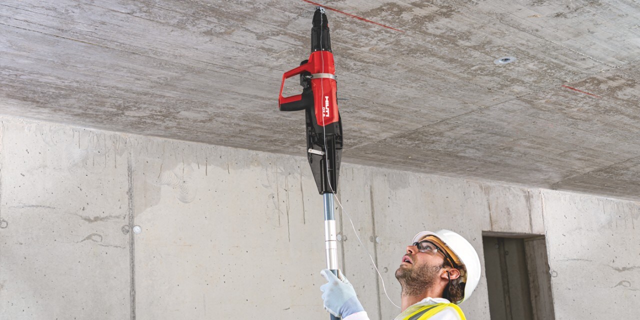 Ein Arbeiter arbeitet mit dem Hilti Bolzensetzgerät DX 6 GR